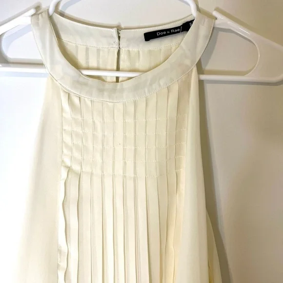 2/$30 Doe & Rae - Cream Pleated Sleeveless Blouse NWT Size M - Picture 3 of 8